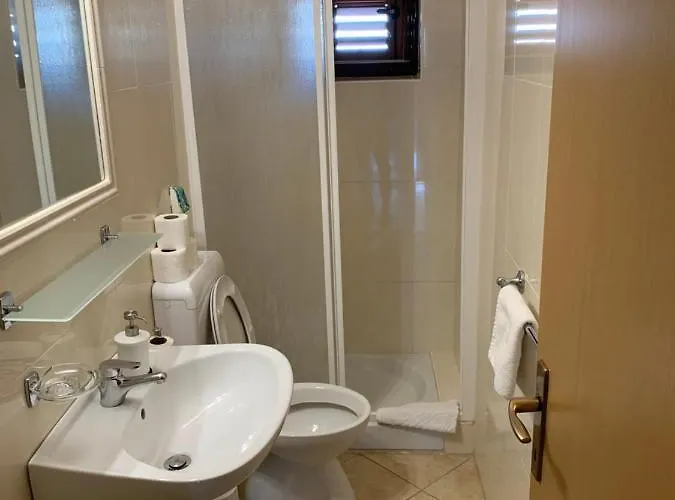 Vila Albatros Bed and Breakfast Ρόβινι